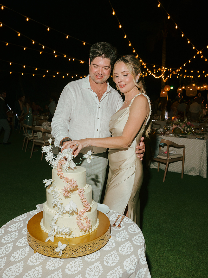 kona-village-rosewood-wedding-cake-cutting