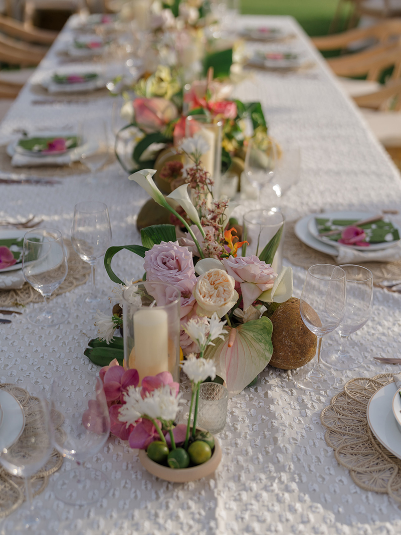 kona-village-rosewood-wedding-reception-table-florals