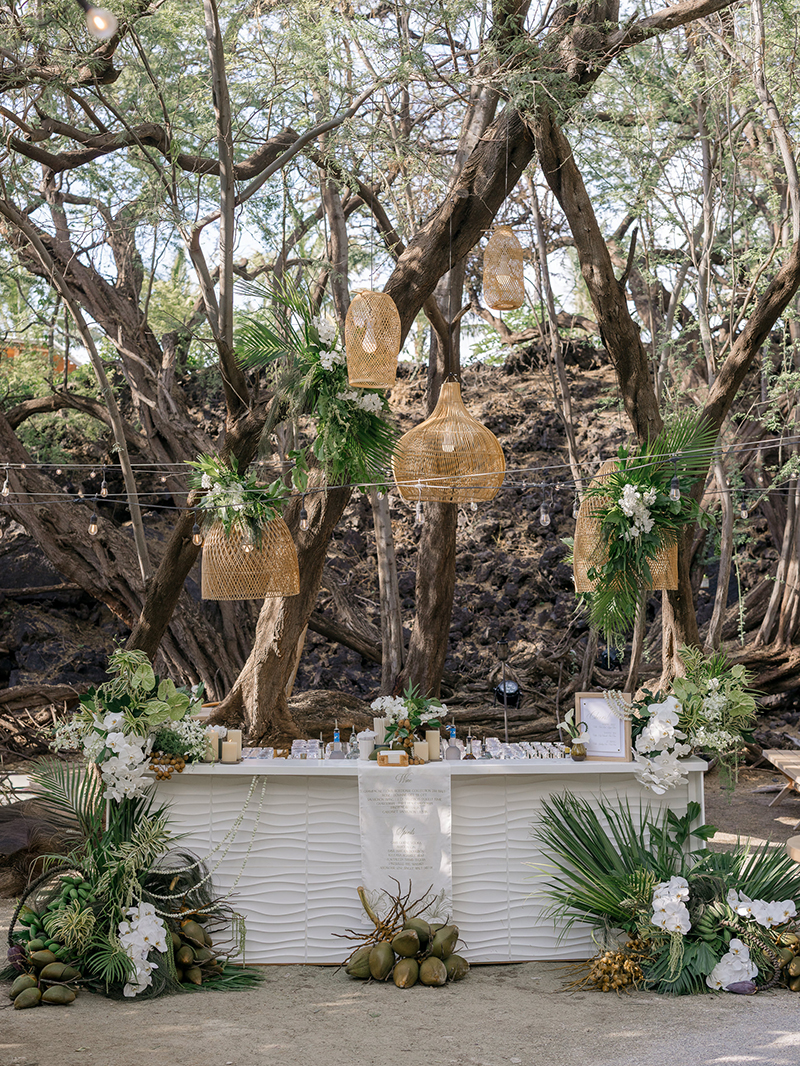 kona-village-rosewood-welcome-party-bar-floral-design