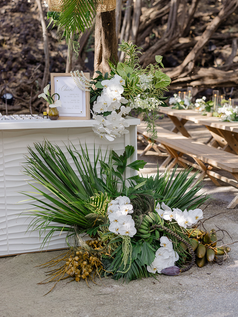 kona-village-rosewood-welcome-party-bar-tropical-arrangement