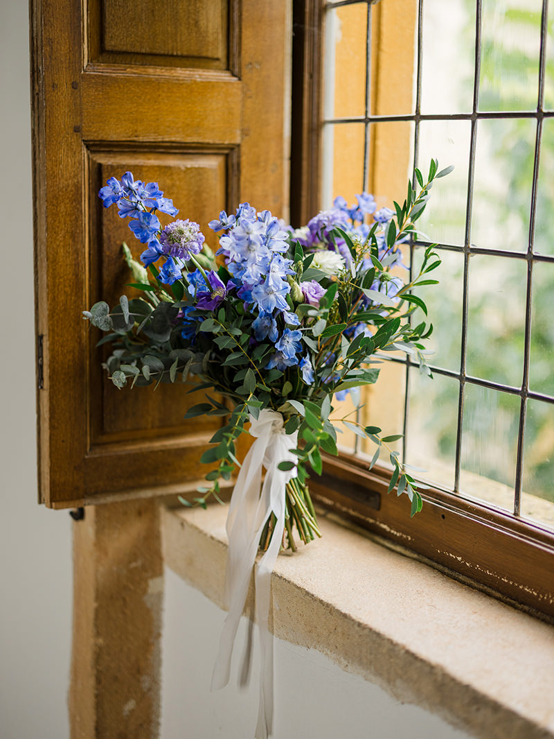 0004-chateau-de-bagnols-wedding-france-blue-bridal-bouquet-window