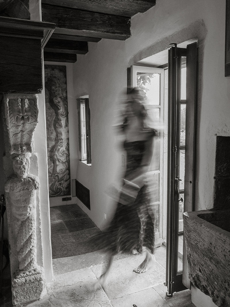 0005-chateau-de-bagnols-wedding-france-bride-getting-ready-black-white