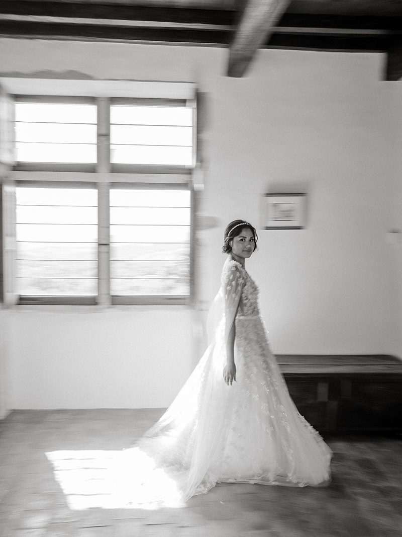 0017-chateau-de-bagnols-wedding-france-bride-room-portrait-black-white