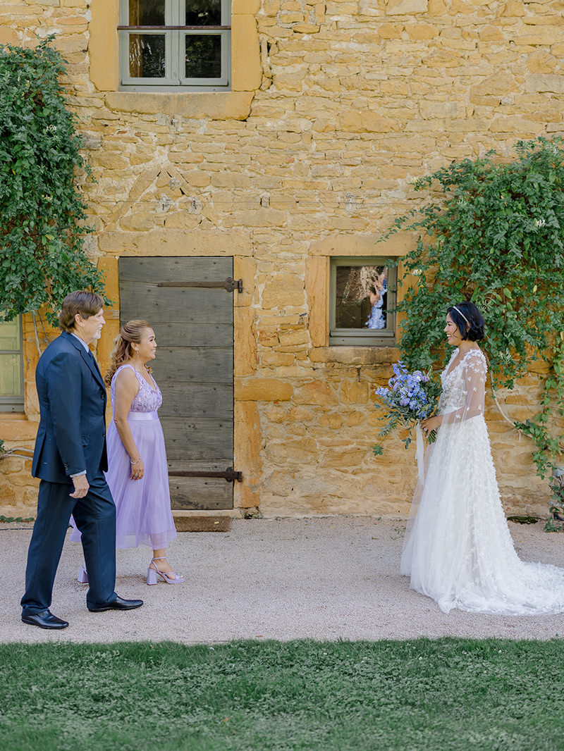 0024-chateau-de-bagnols-wedding-france-bride-family-first-look