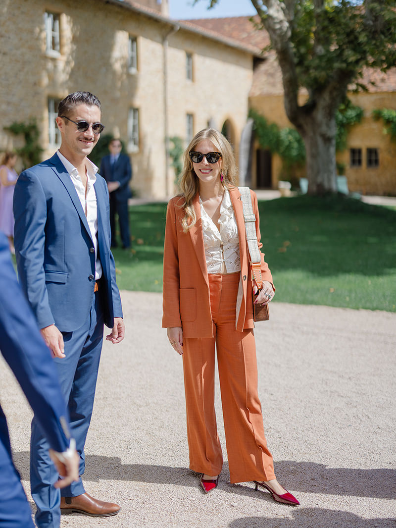 0027-chateau-de-bagnols-wedding-france-groom-wedding-guest-courtyard