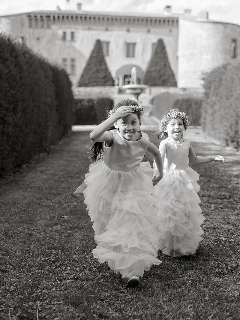 0080-chateau-de-bagnols-wedding-france-flower-girls-running-black-white