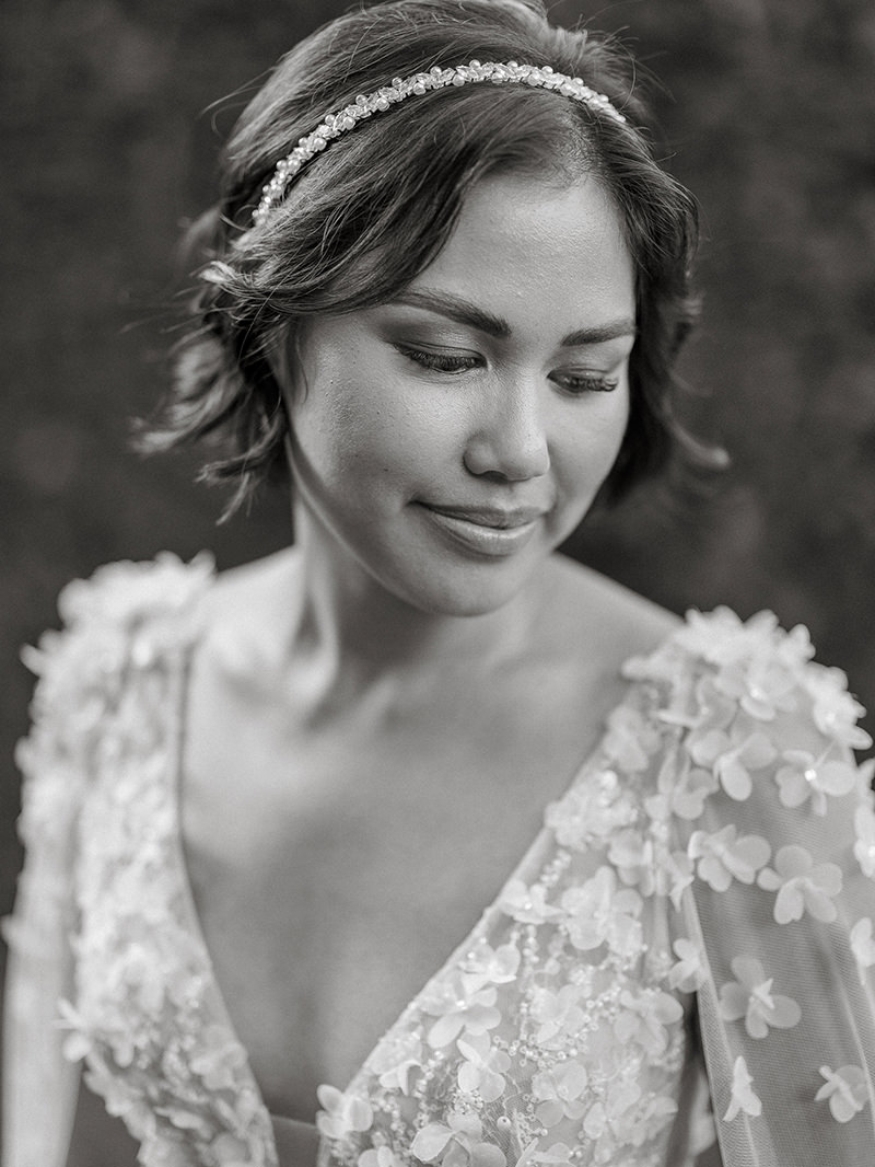 0083-chateau-de-bagnols-wedding-france-bride-closeup-black-white