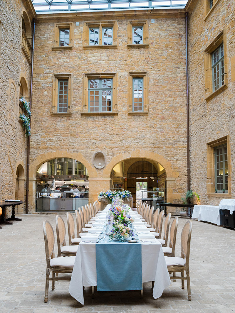 0101-chateau-de-bagnols-wedding-france-long-table-chateau-courtyard